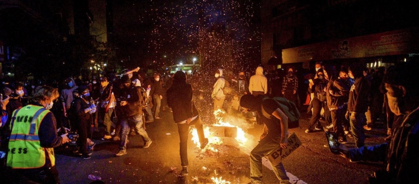 Πρωτόγνωρες εικόνες στις ΗΠΑ: Προστατεύουν τις επιχειρήσεις τους με... καραμπίνες (βίντεο)